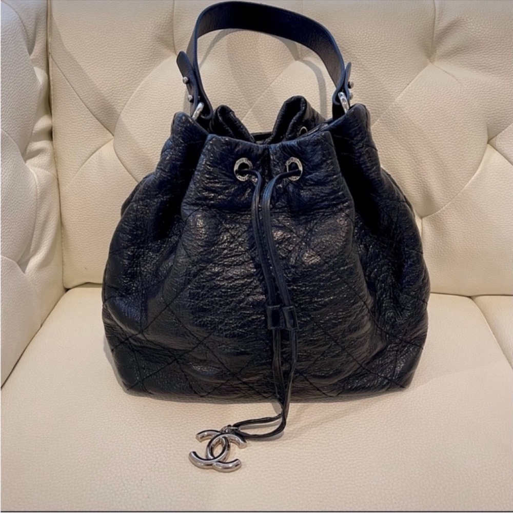 Chic Black Chanel Leather Women's Bag